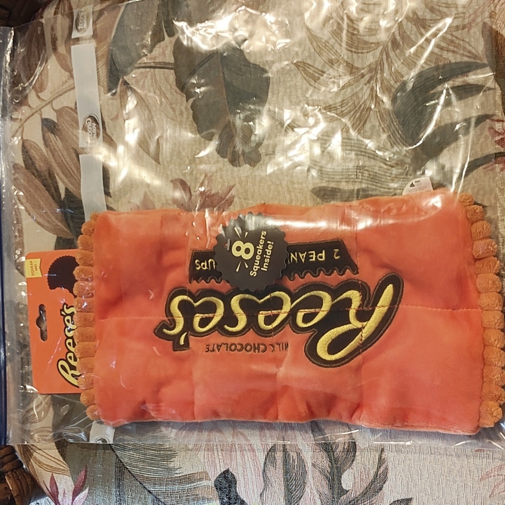 PETS: REESES CANDY DOG TOY